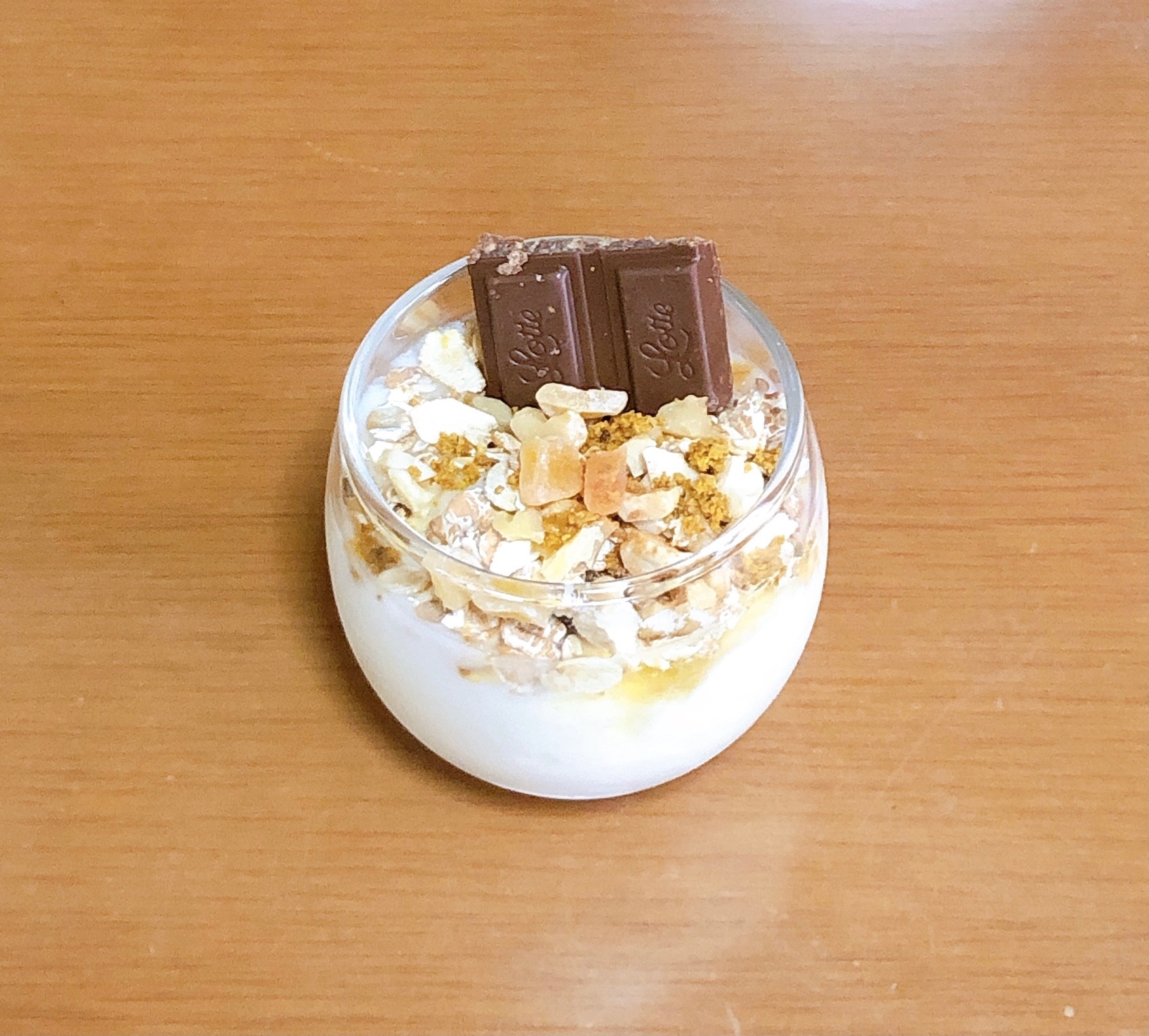 簡単⭐チョコとナッツいりヨーグルト