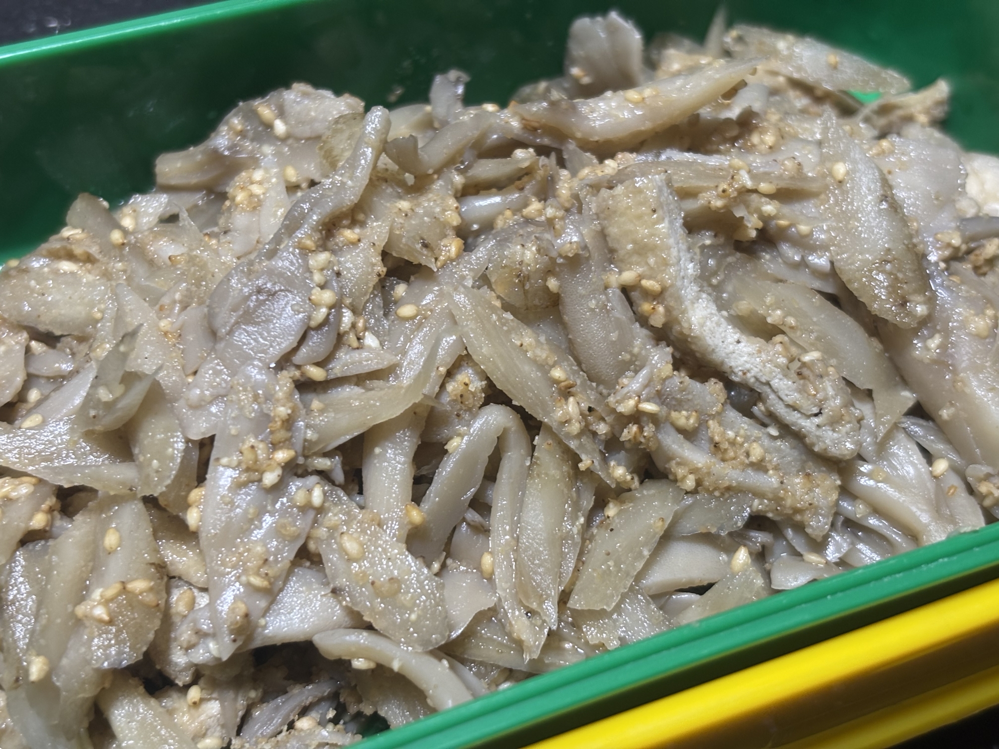 ごま香る、舞茸とごぼうの煮物