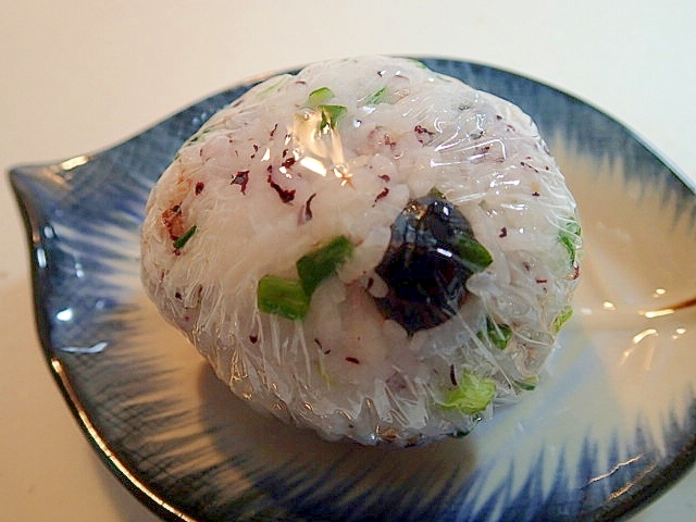 ゆかり風味　黒豆と葱のおにぎり