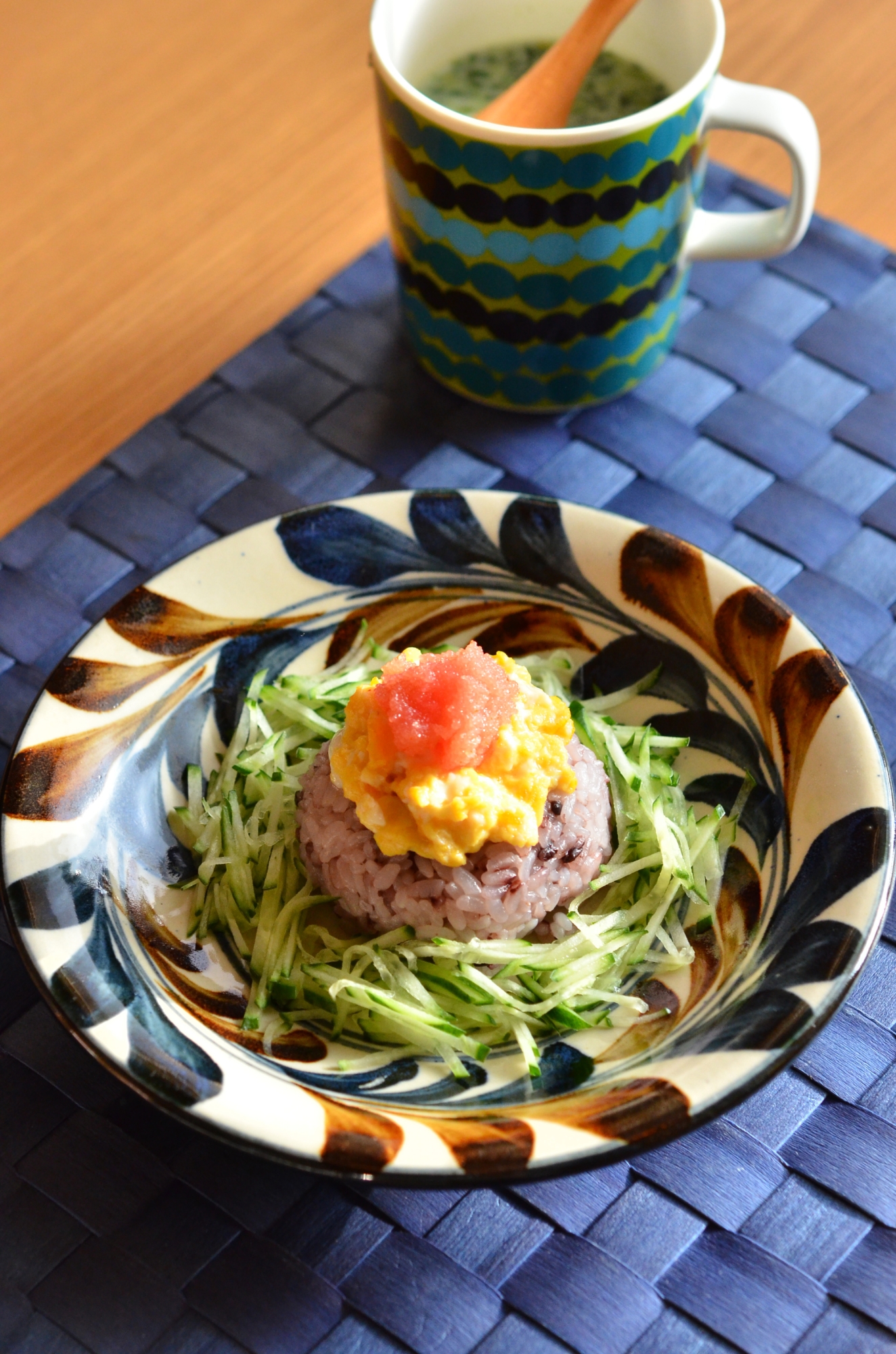 シャキシャキきゅうりと明太＆卵のっけごはん。