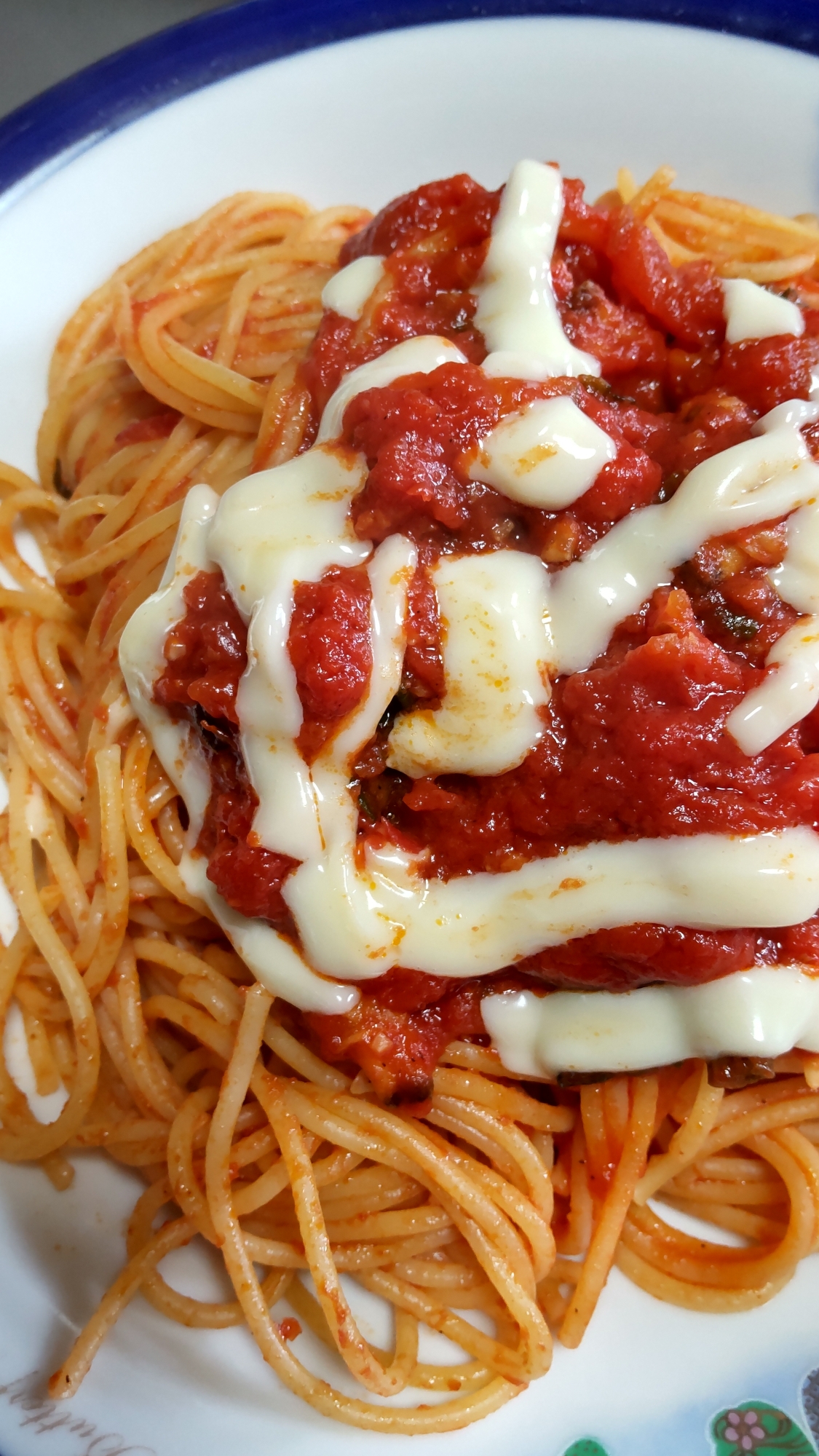 トマトソースパスタにチーズを乗せて