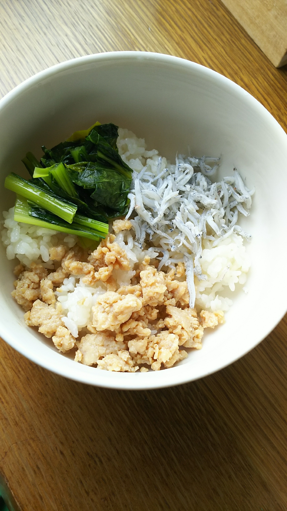 しらすと小松菜と鶏そぼろのどんぶり