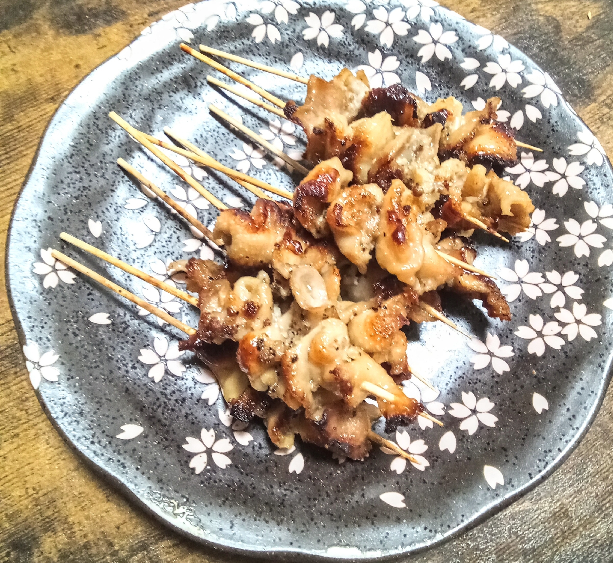 今日は塩麹で作る！！鶏皮の焼き鳥