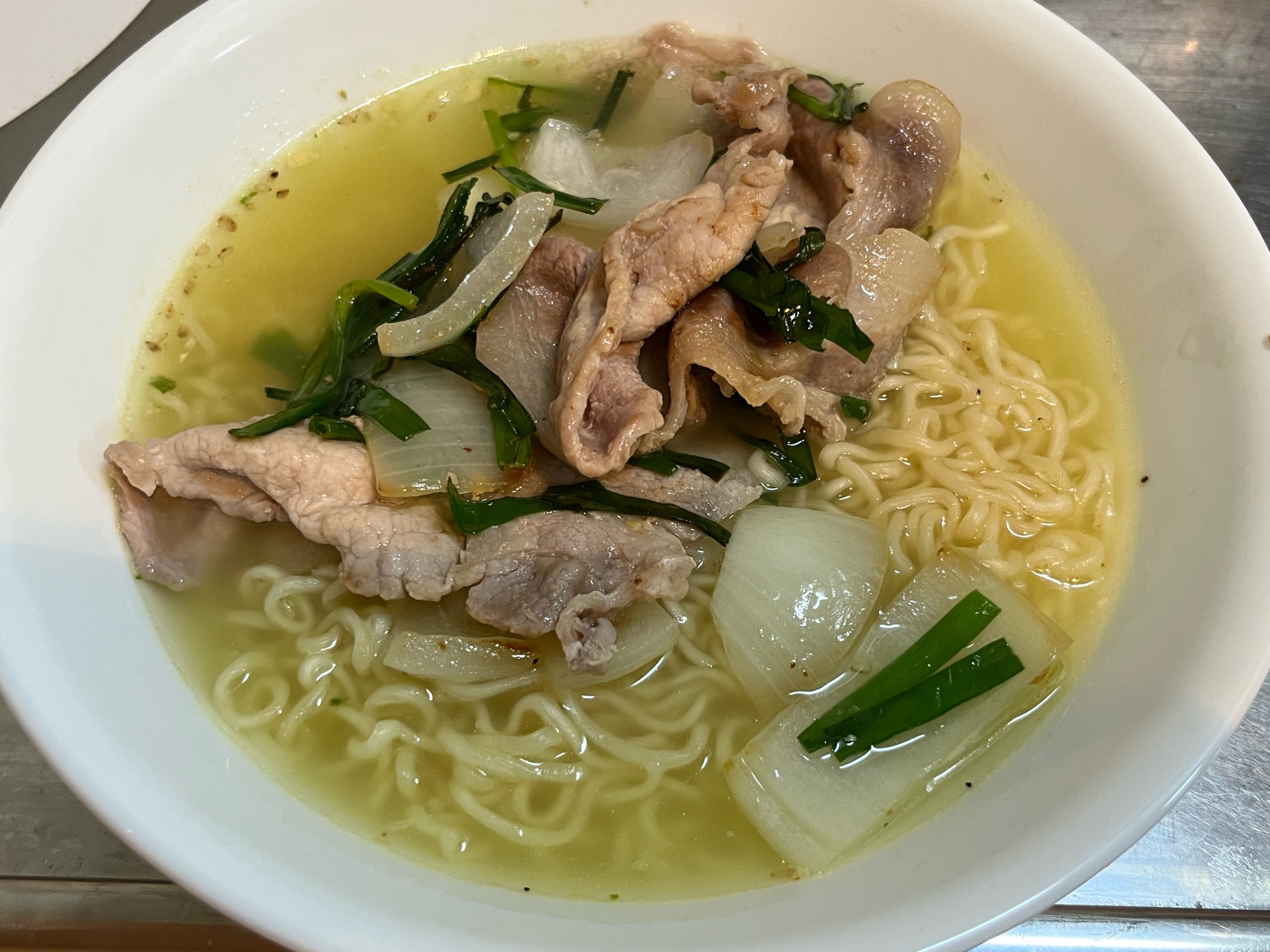 豚ロース肉と玉ねぎとニラのサッポロ一番塩ラーメン