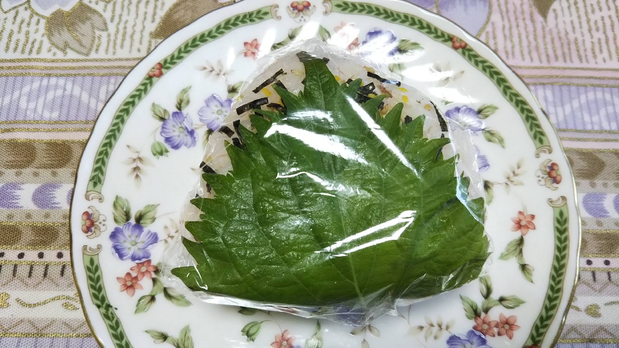 いわし蒲焼入り海苔たまご振りかけ大葉巻きおにぎり☆