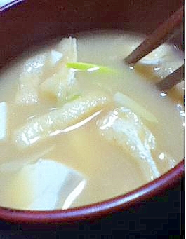 油揚げと豆腐とブロッコリーの茎のみそ汁。