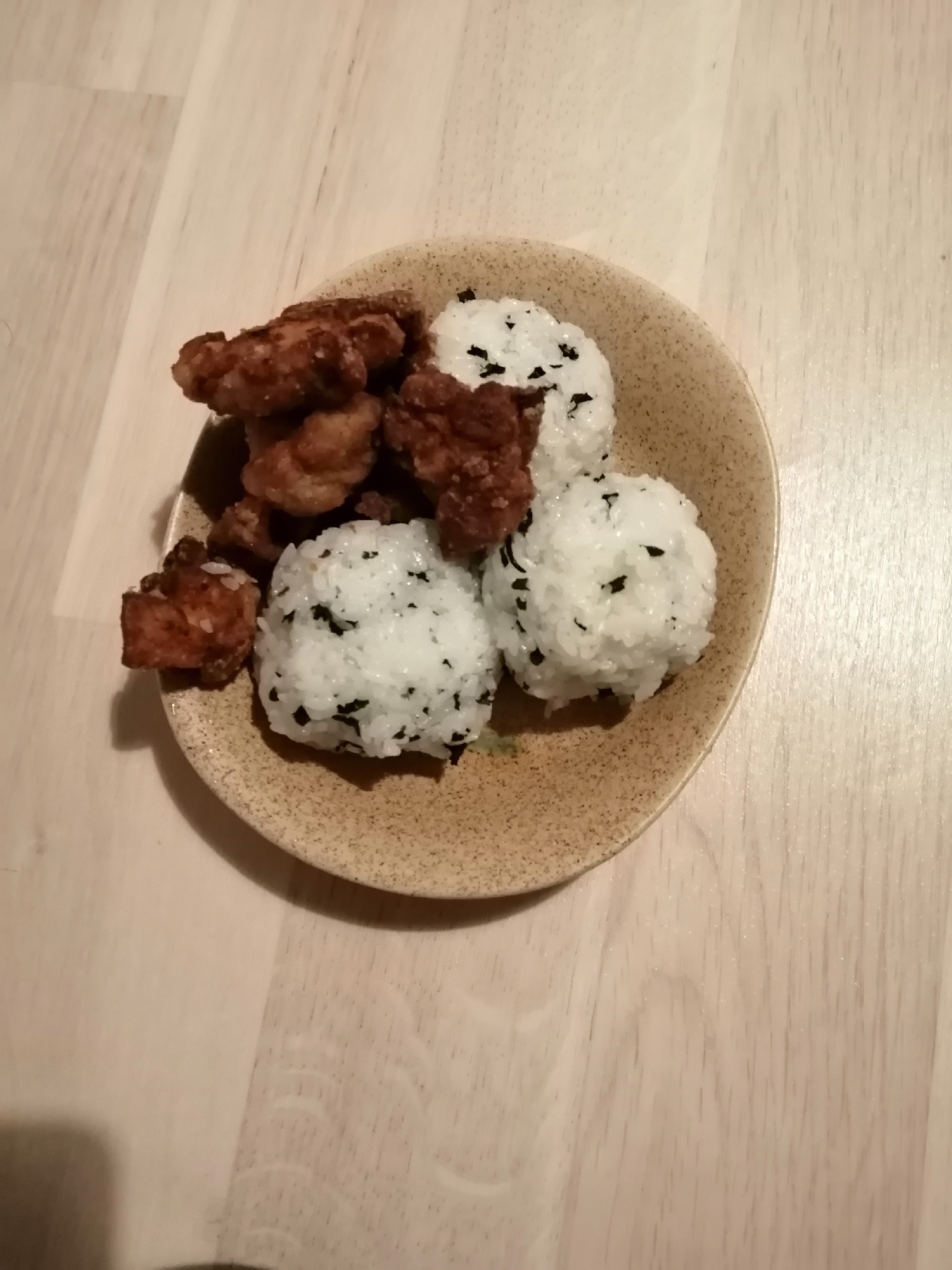 混ぜ込みわかめおにぎり唐揚げセット