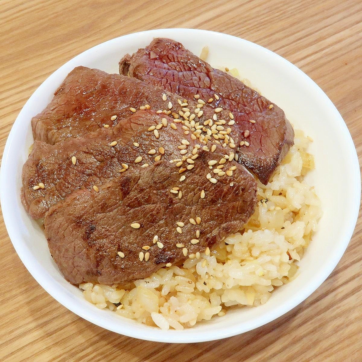 焼肉の余りでガーリックライス風の焼き飯☆牛もも肉