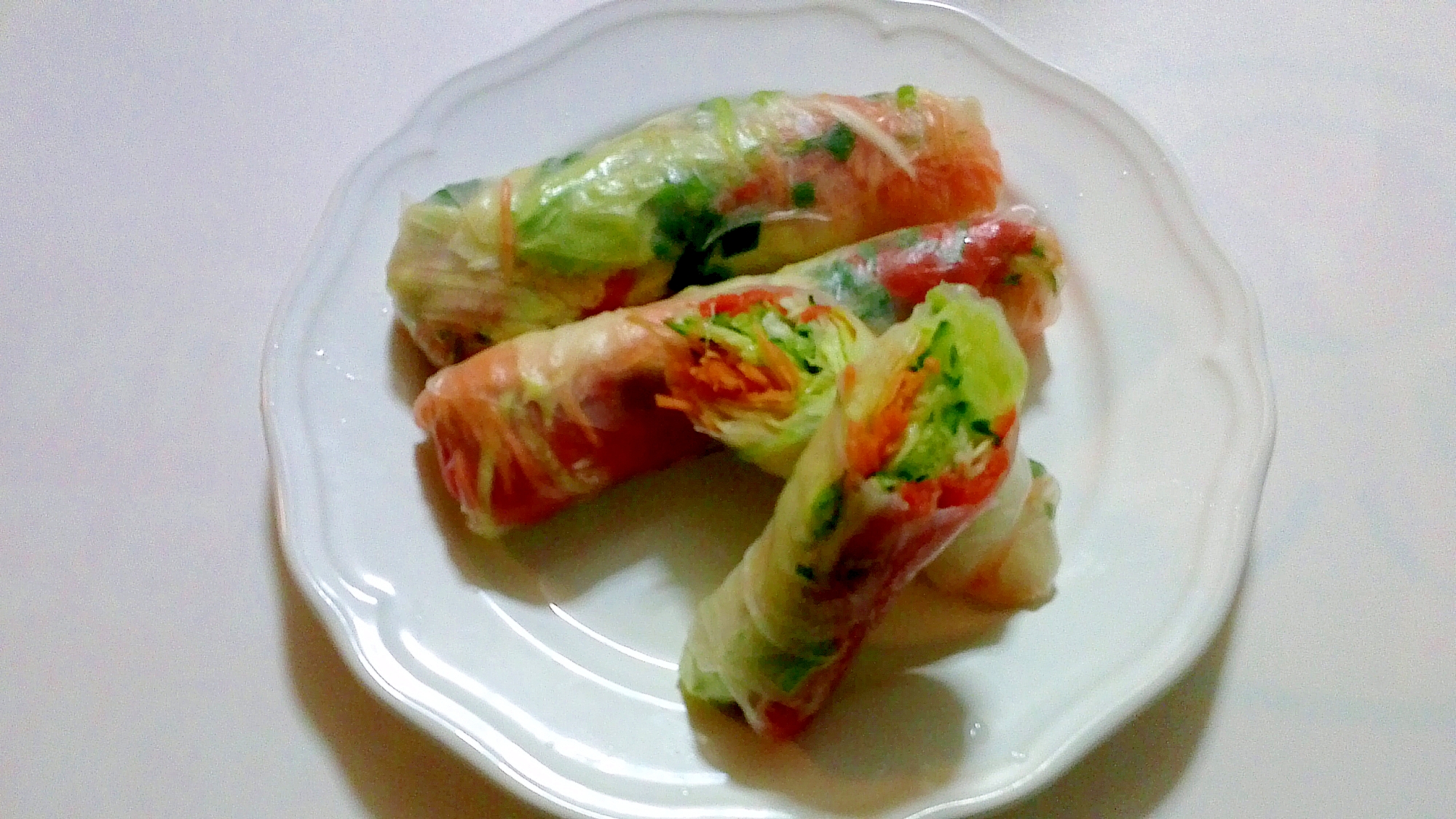 たっぷり野菜とスモークサーモンの生春巻き