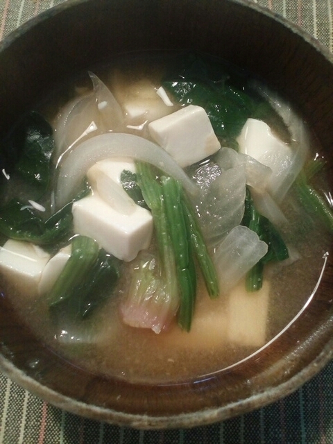 豆腐と新たまねぎとほうれん草の味噌汁