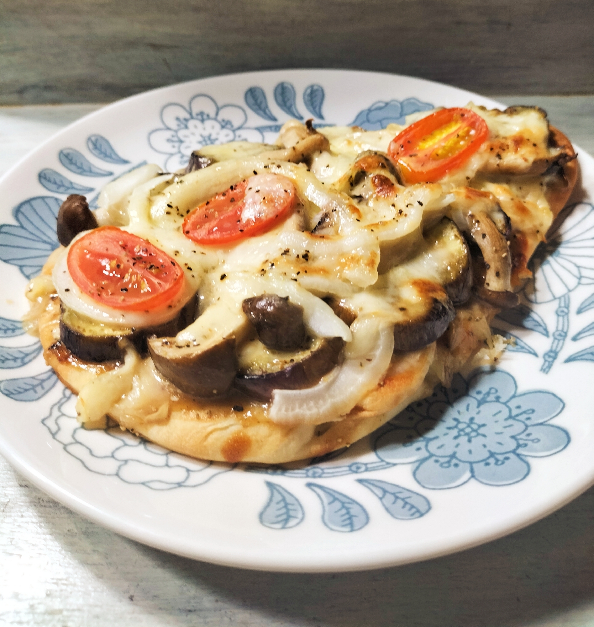 ナンで作る茄子とトマトのお好みソースピザ