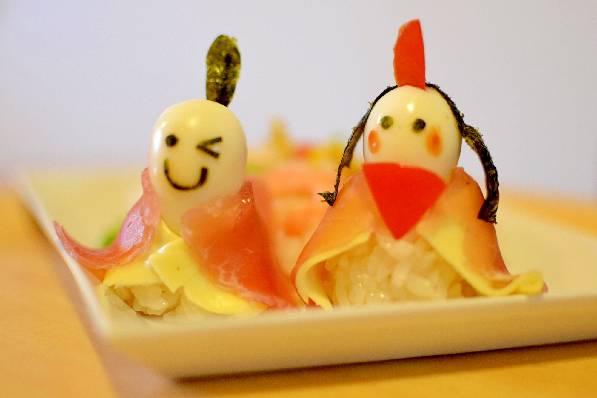 白い菱形プレートに盛り付けたお雛様寿司