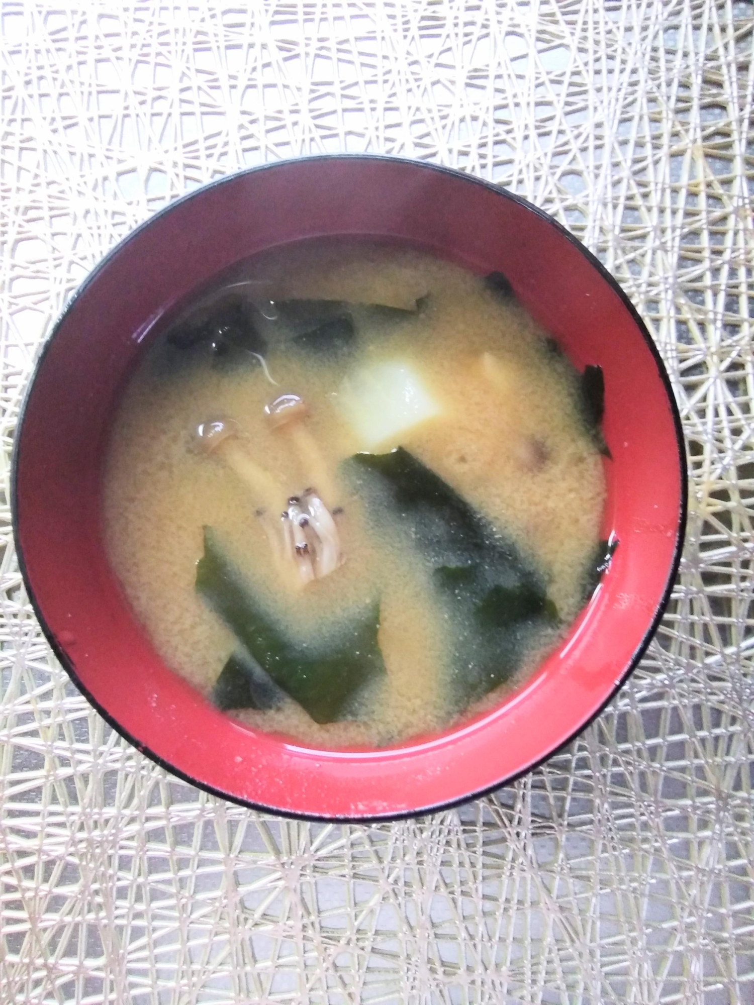 じゃがいもとわかめとしめじの味噌汁