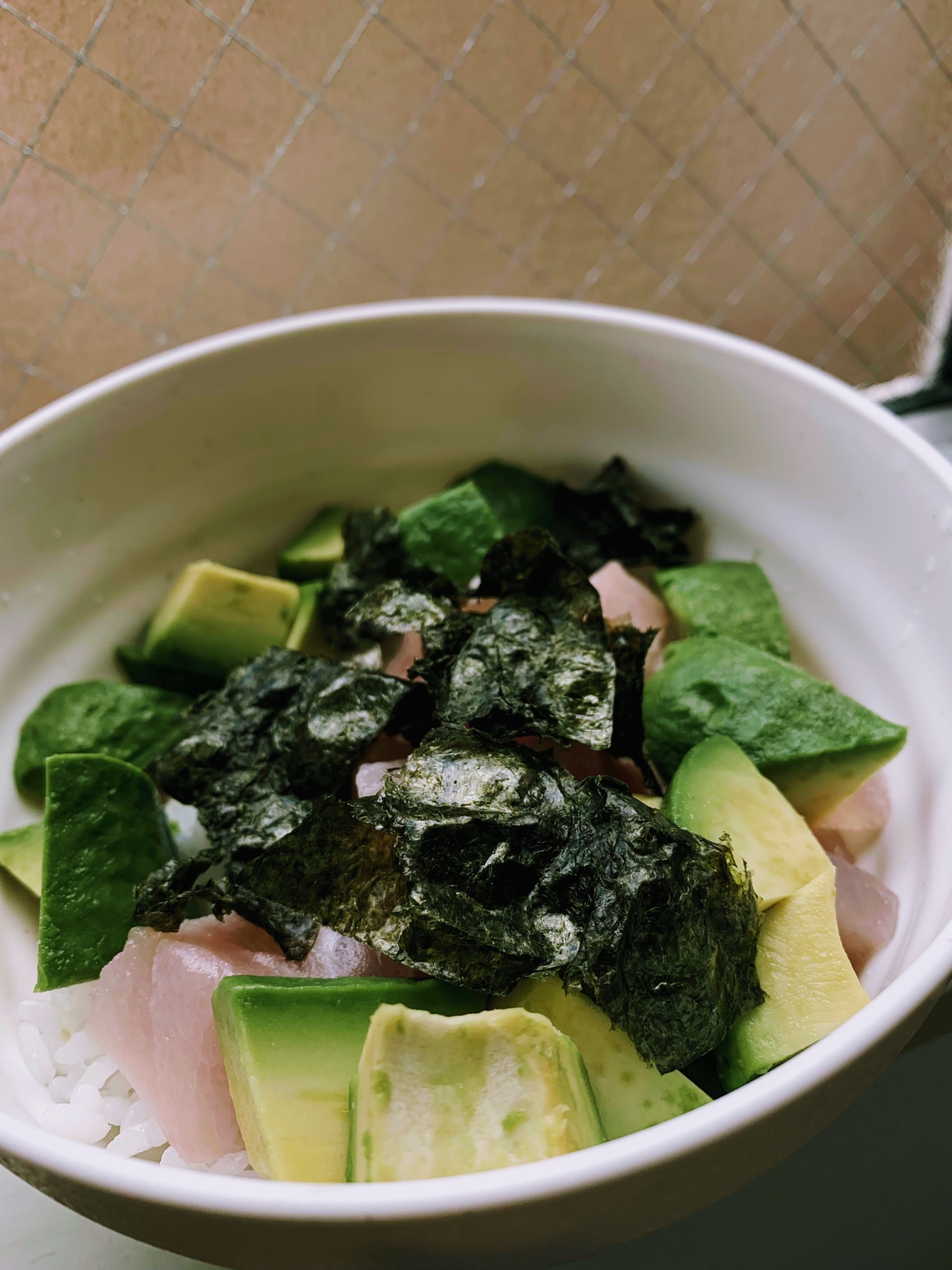 絶品！アボカドとマグロ丼のわさび醤油がけ