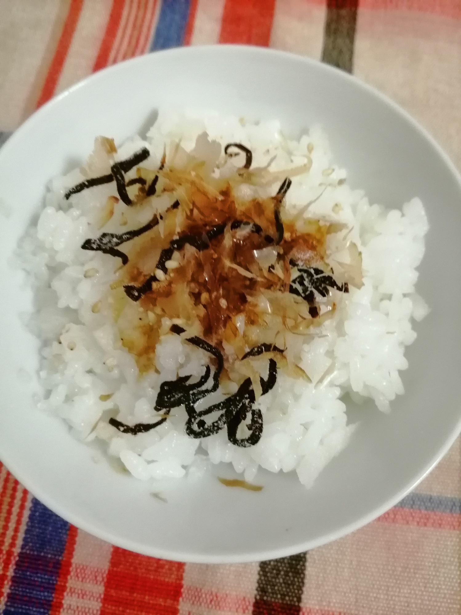 おろし大根と塩昆布と鰹節とごまの醤油かけご飯