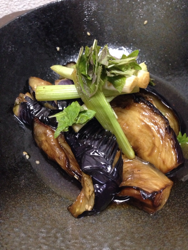 黒い皿に盛り付けた丸なすの煮びたし