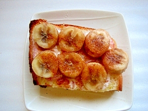 バナナといちごジャムのシナモンヨーグルトトースト