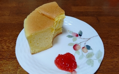 シフォンケーキ初めてチャレンジしました。優しい味で甘みが物足りなくイチゴジャムトッピングです。ふわふわで初めてにしてはいい感じに出来て満足です。また作ります！！