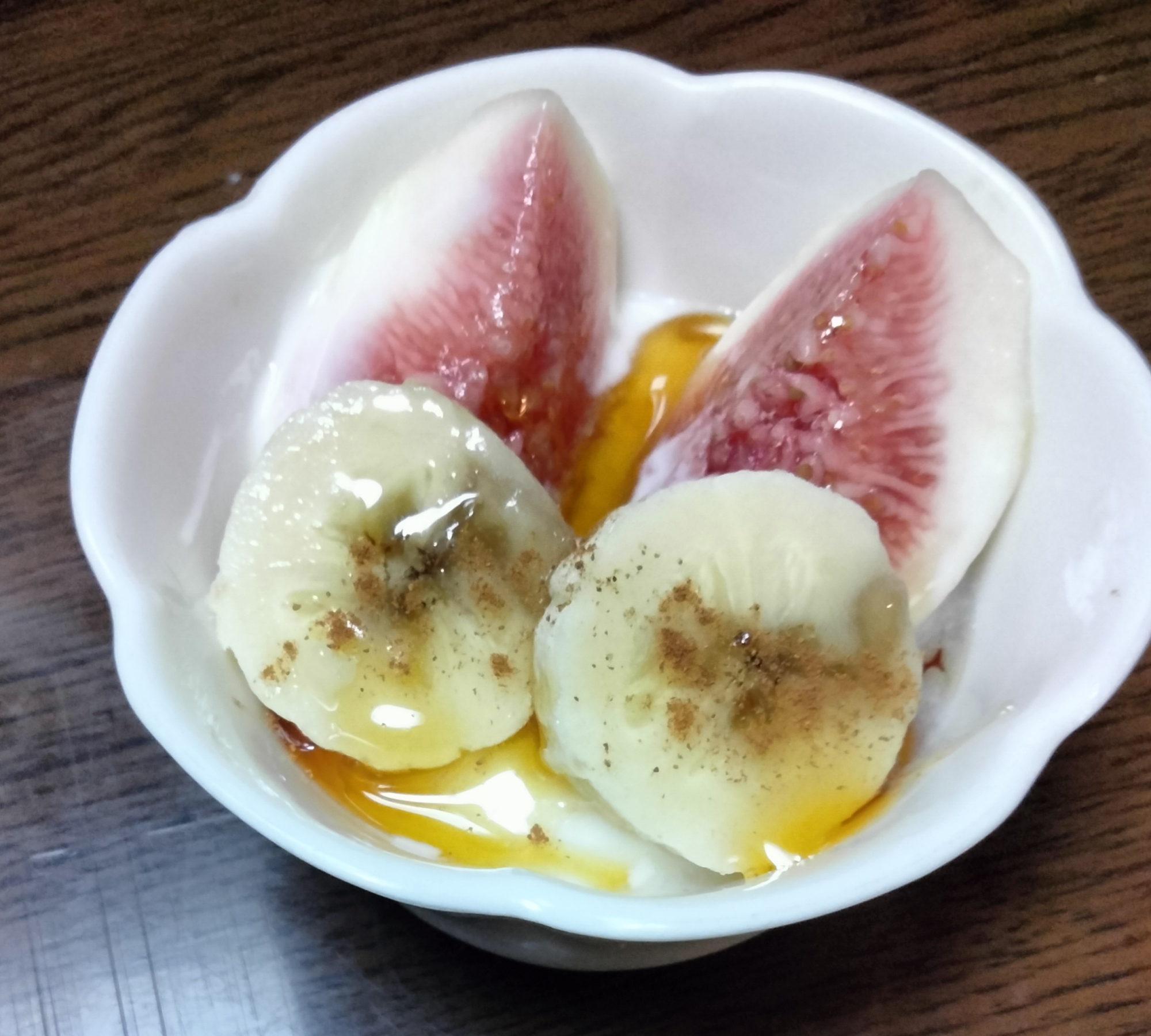 今日のヨーグルト♡いちじく&バナナ 蜂蜜かけて
