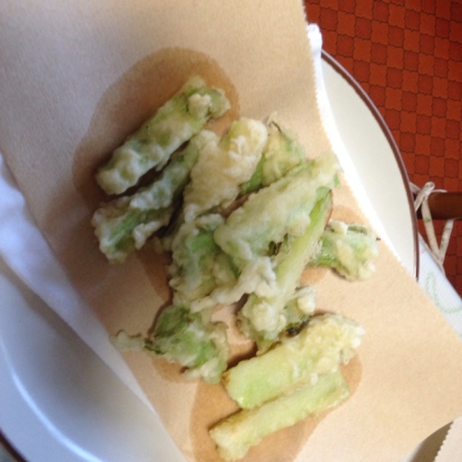 ブロッコリーを天ぷらに　鮮やかな緑色です♪