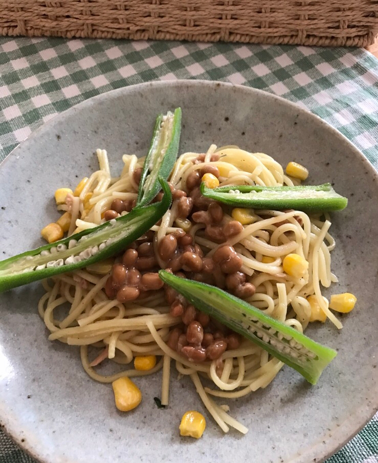 オクラとコーン、ツナの納豆焼きそば