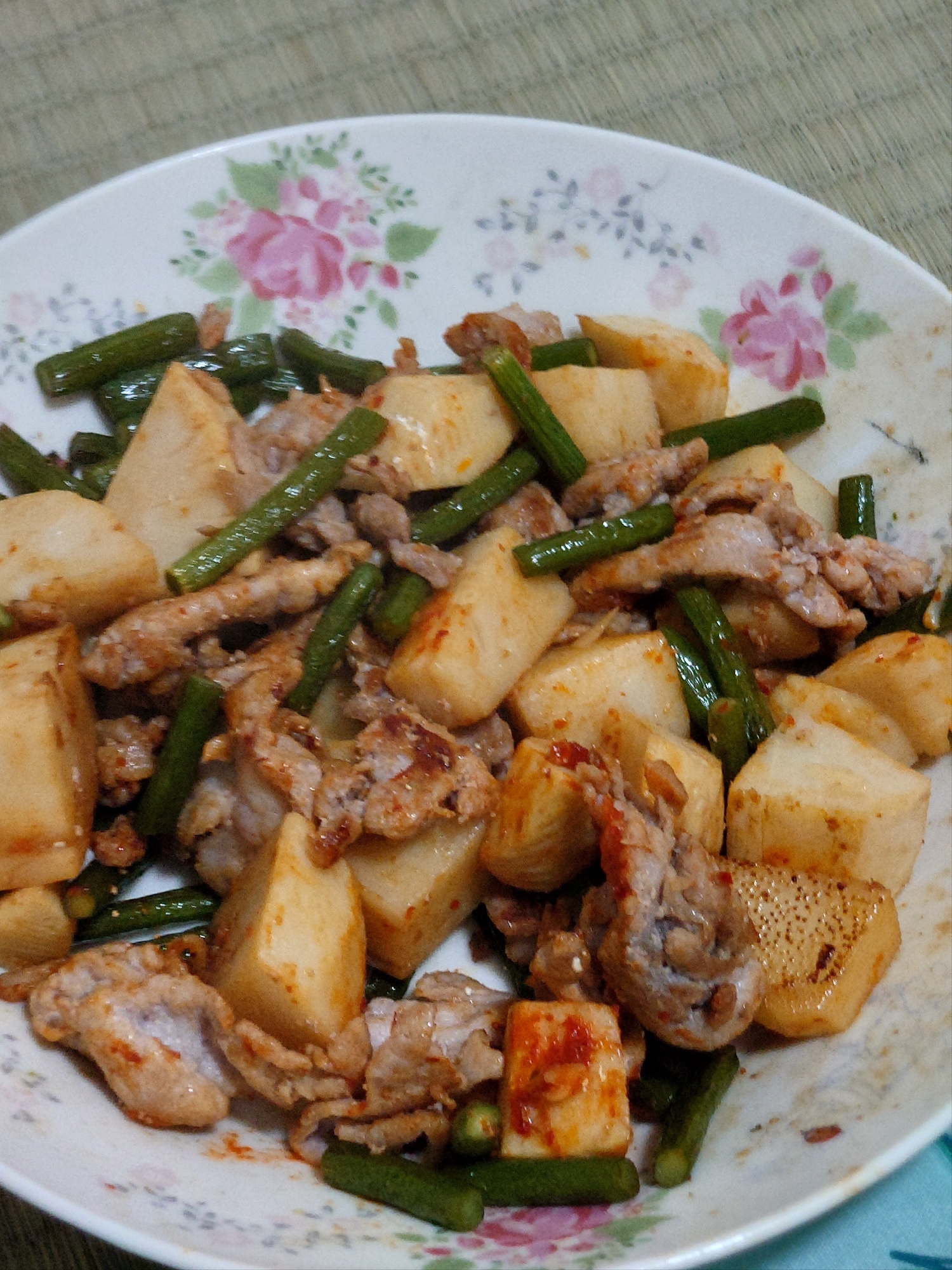 豚肉とたけのことにんにくの芽の豆板醤炒め