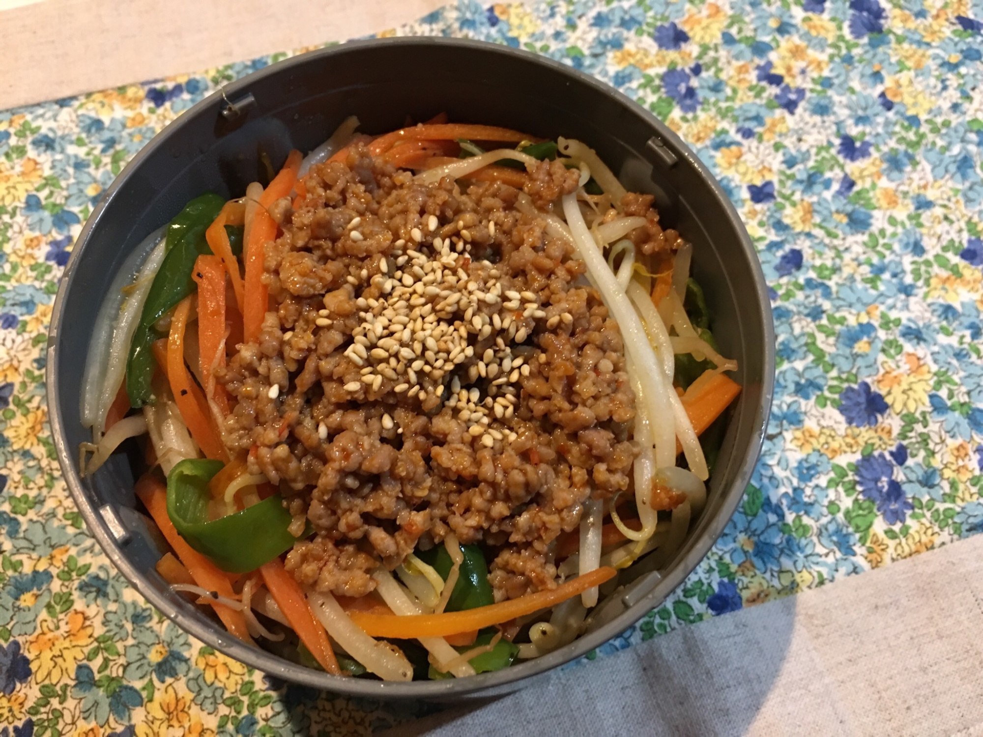 たっぷり野菜のピリ辛肉そぼろ丼