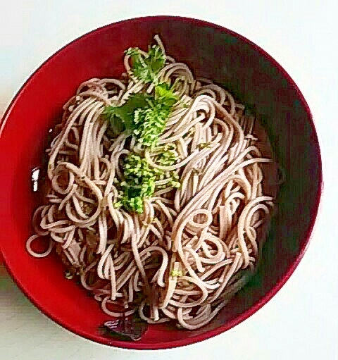 穂紫蘇を散らした梅ドレ蕎麦