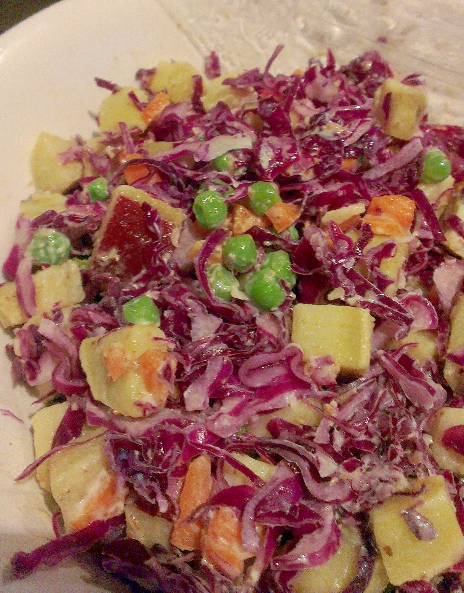 紫キャベツとサツマイモのごまドレッシングサラダ