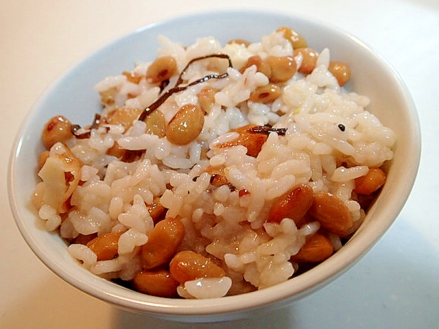 三十雑穀で　納豆と竹輪と塩昆布の混ぜご飯