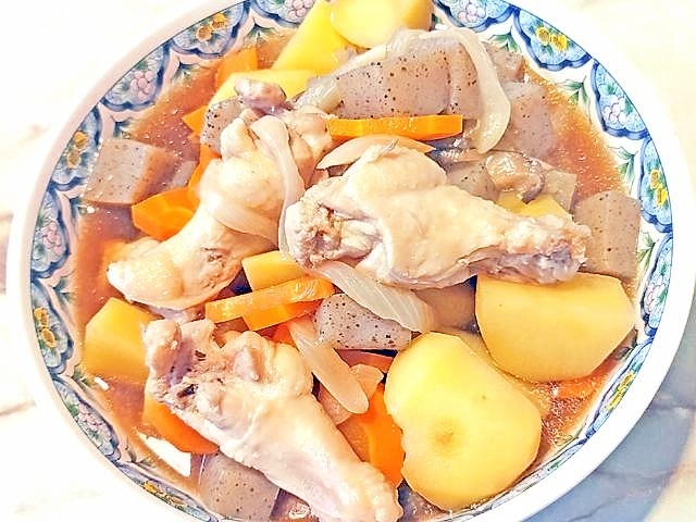 野菜たっぷり!手羽元のシンプル肉じゃが♪