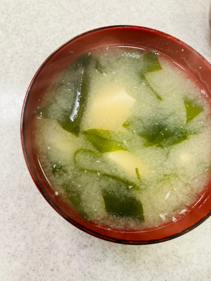 豆腐とワカメの味噌汁
