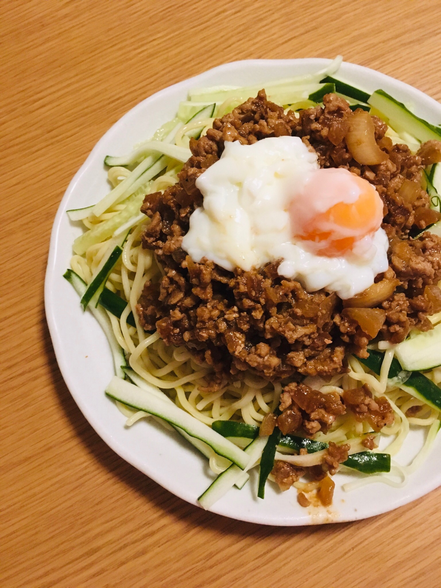 きゅうりとお肉たっぷり、簡単ジャージャー麺。