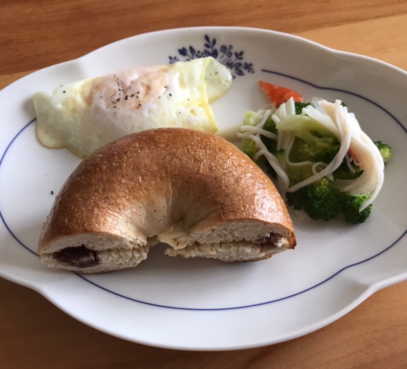 クリチ餡子ベーグルサンドと目玉焼きの朝ごはん