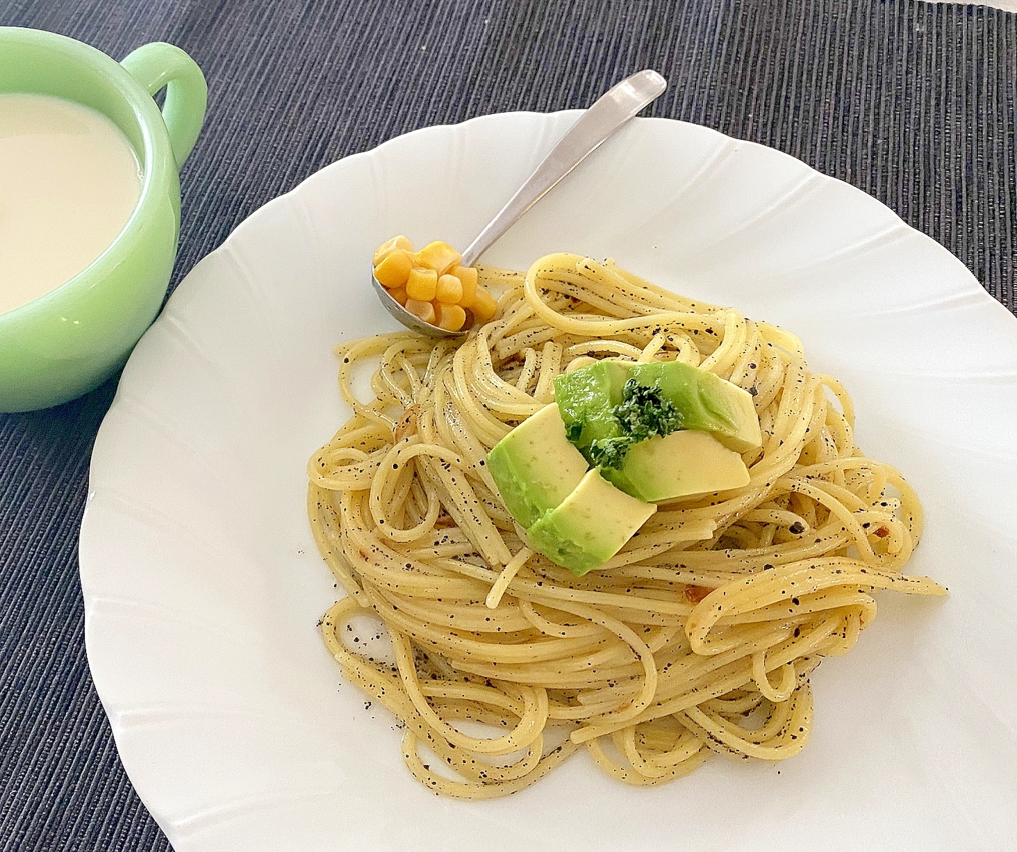 アボカドとトリュフのパスタ