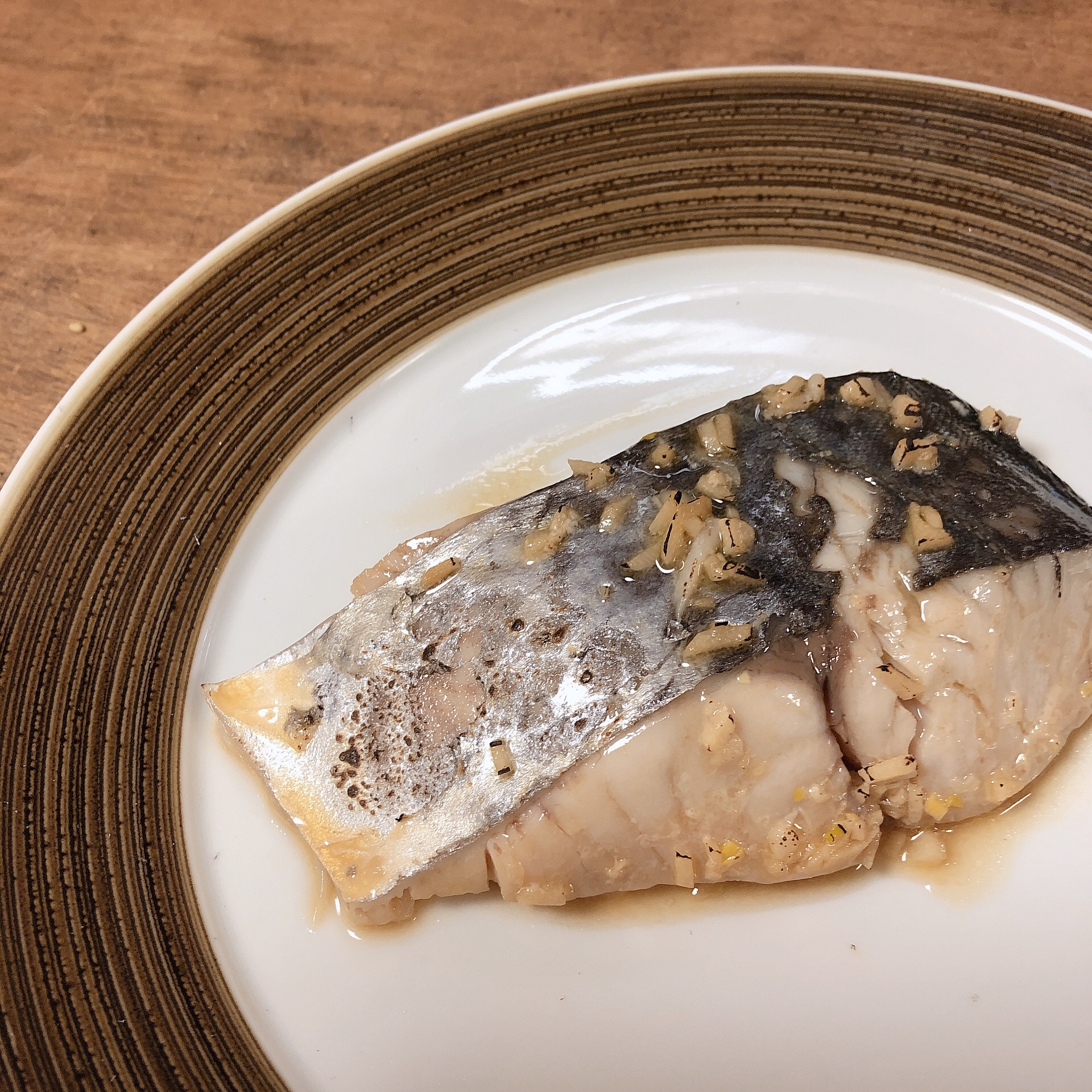 皿に盛られた、さわらのガーリックしょうゆ味