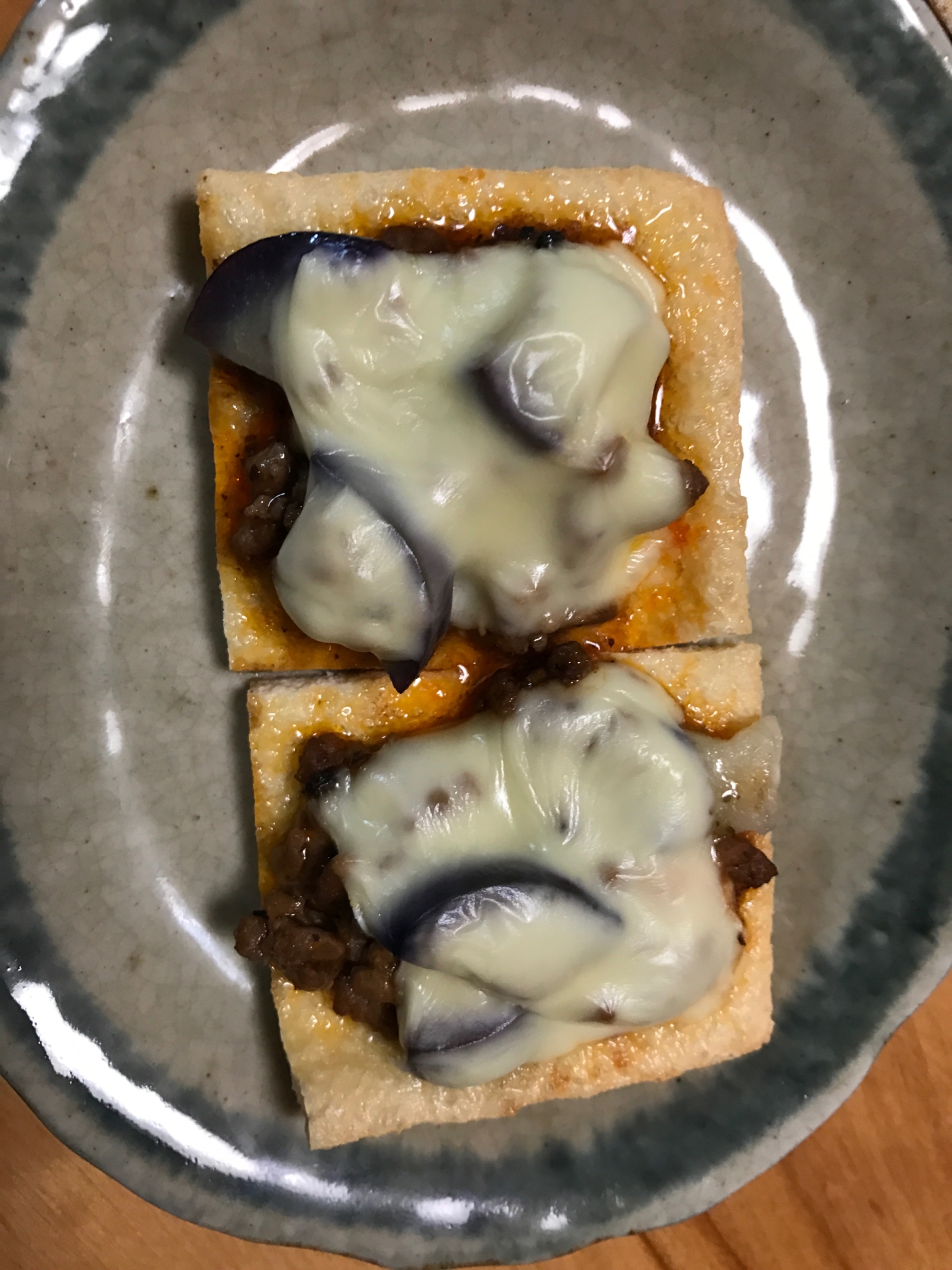 ナスとひき肉の油揚げピザ