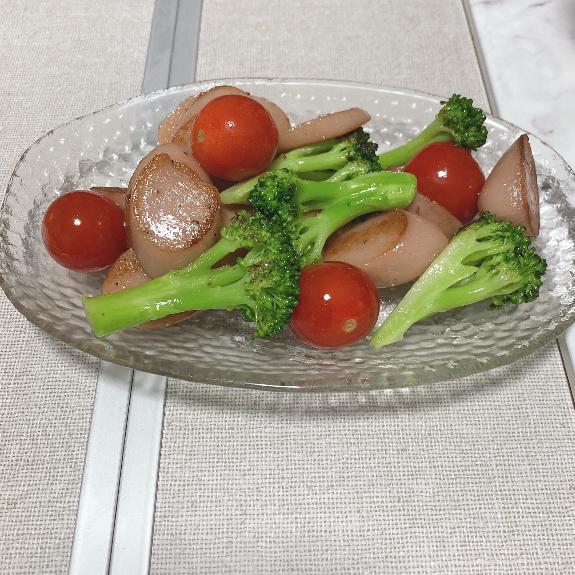 ブロッコリーとトマト、魚肉ソーセージの炒め物
