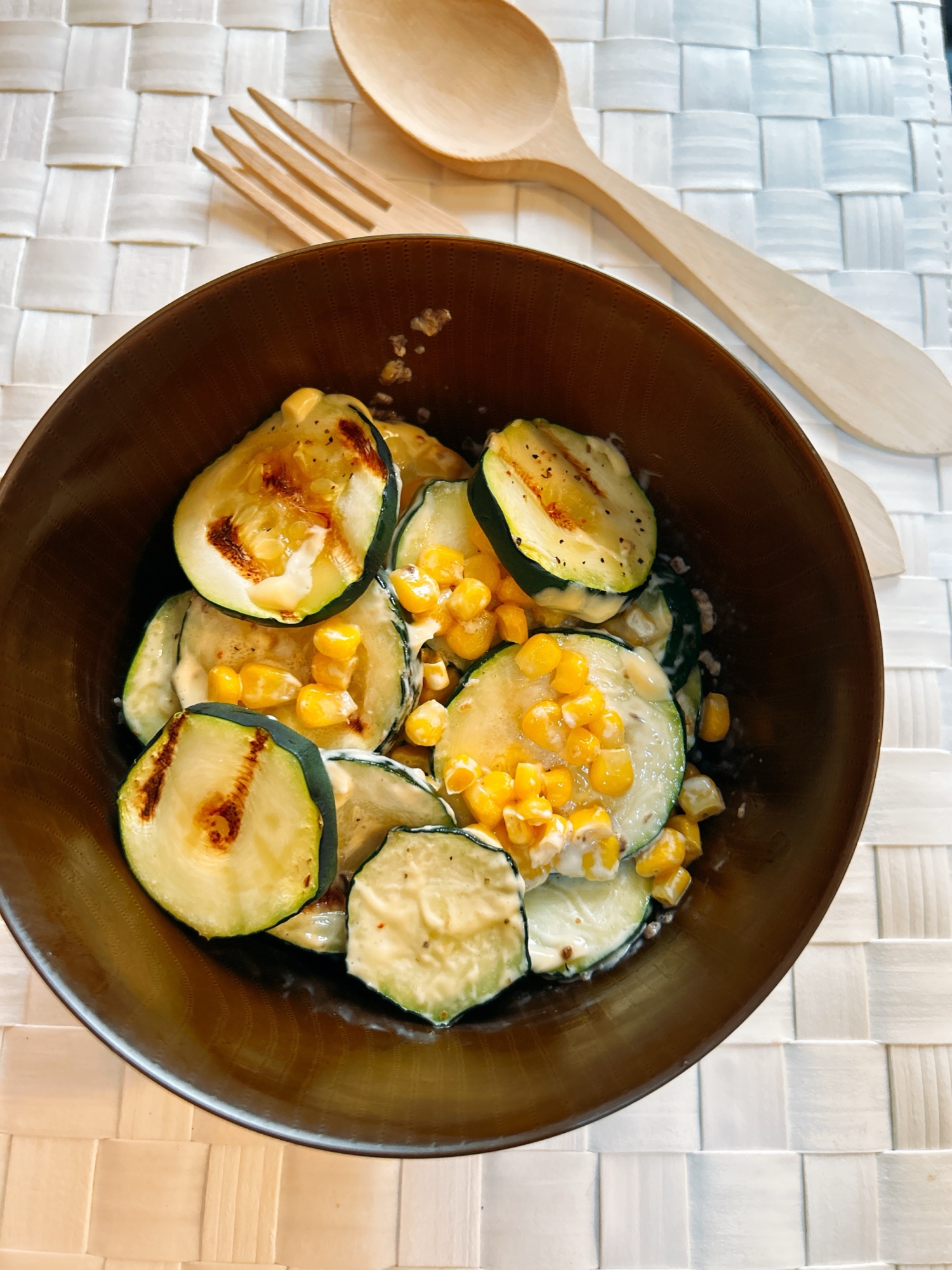 焼きズッキーニとコーンのサラダ
