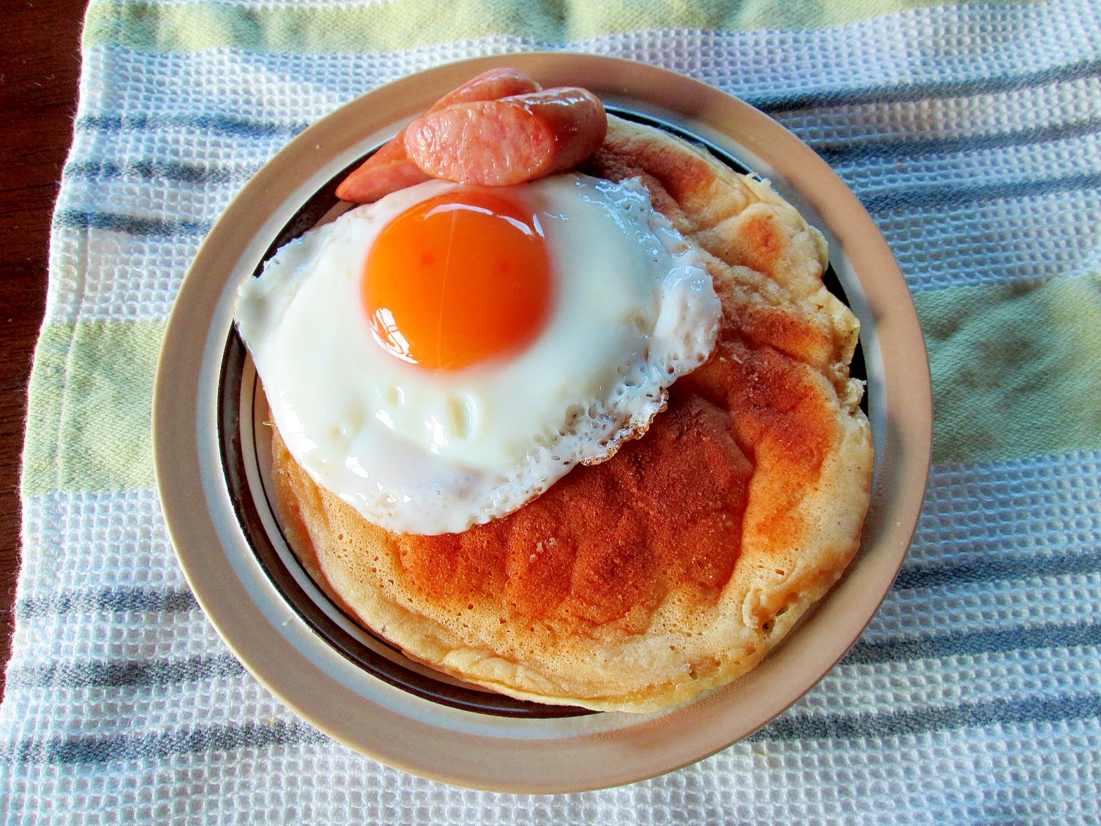 朝食にどうぞ☆目玉焼きのせ♪大豆粉パンケーキ