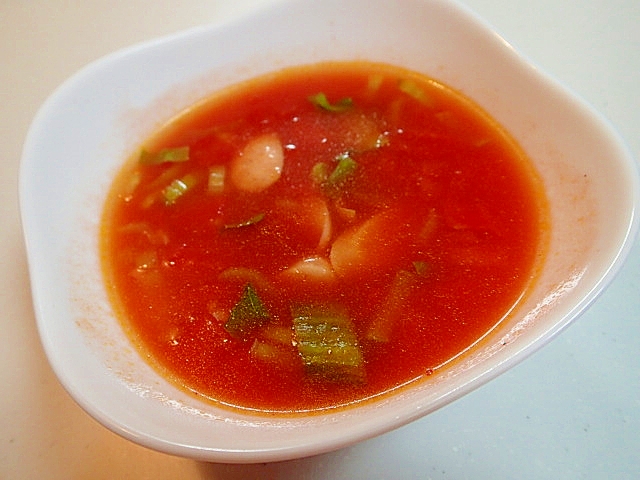 あらびきウインナーとチンゲン菜のトマトスープ