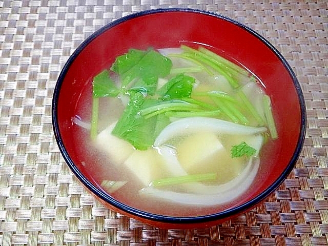 豆腐と新玉ねぎ三つ葉の味噌汁