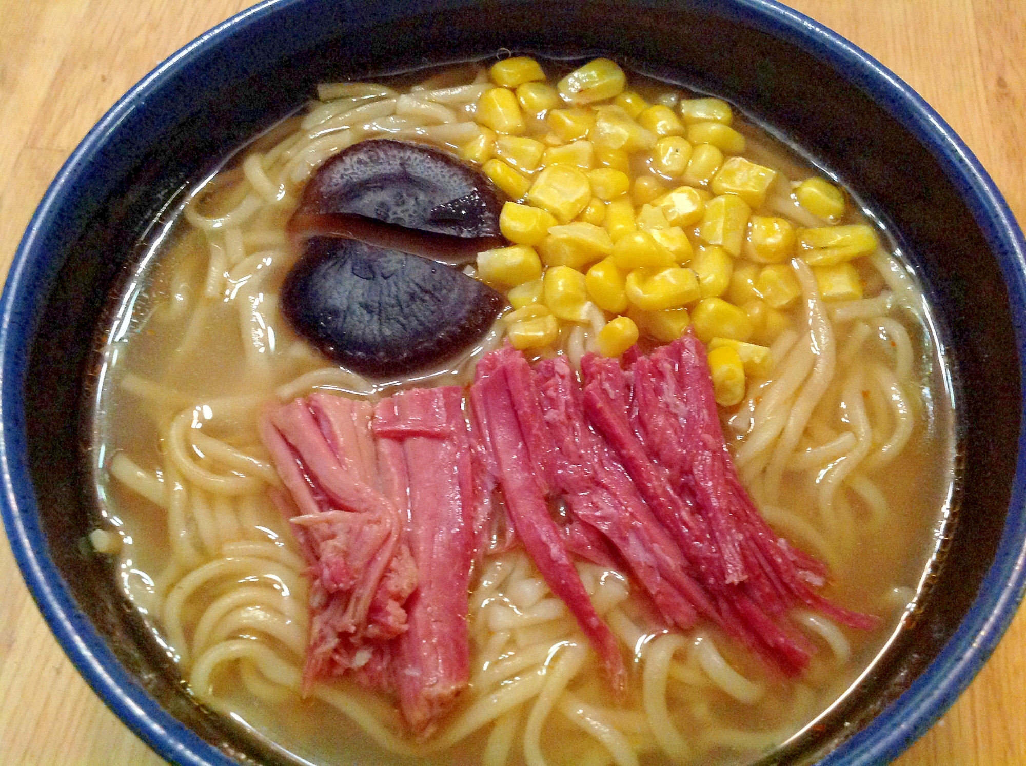 コーンビーフと椎茸とコーンの味噌ラーメン