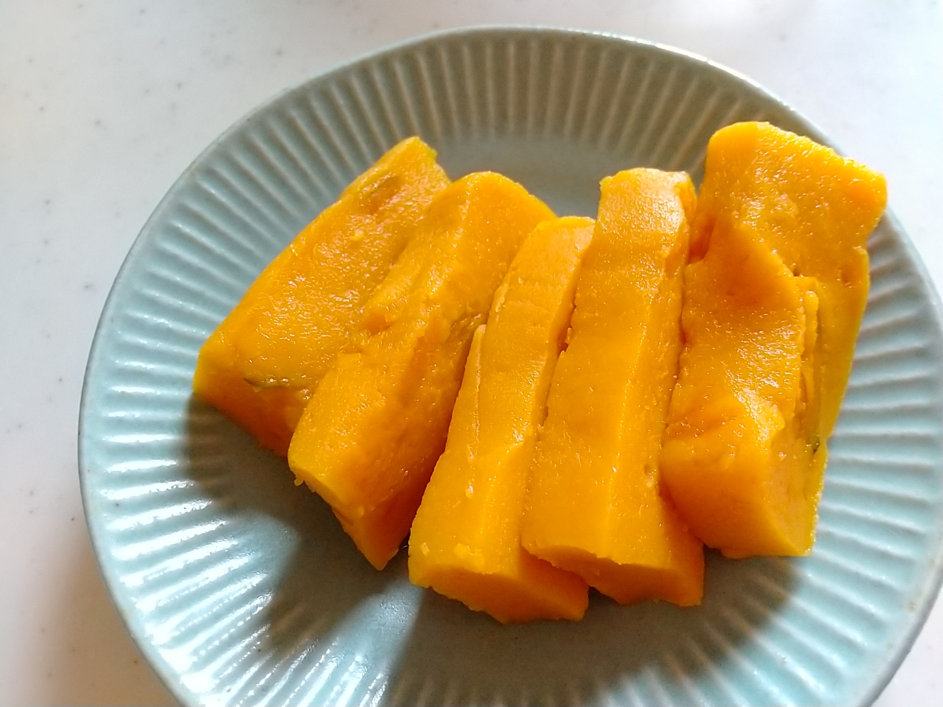 カットして皿に盛られた、ミルク入りのかぼちゃういろう