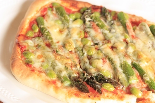アスパラと枝豆のグリーンなピザ