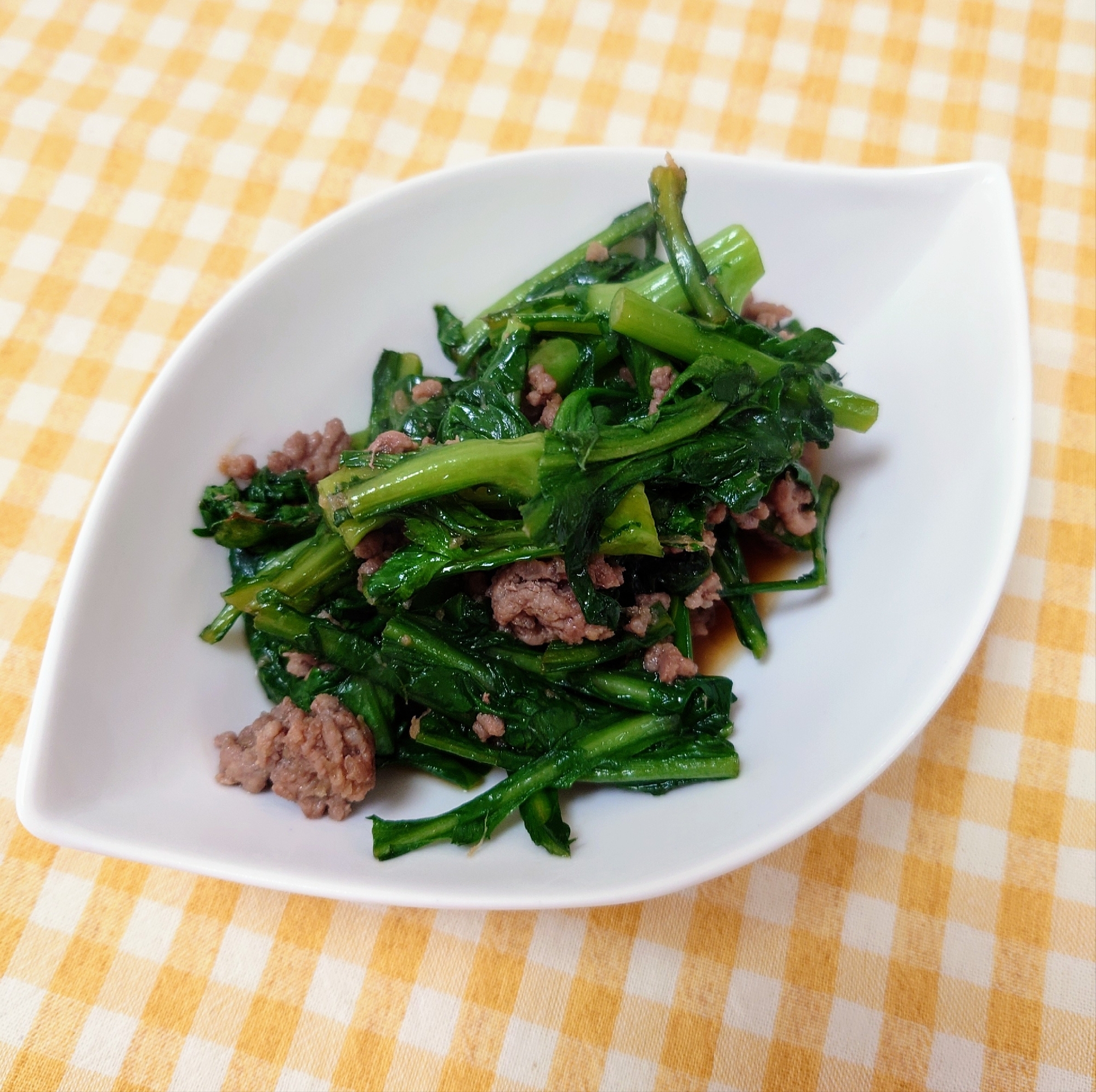 食欲そそる！春菊と牛挽肉の甘辛炒め