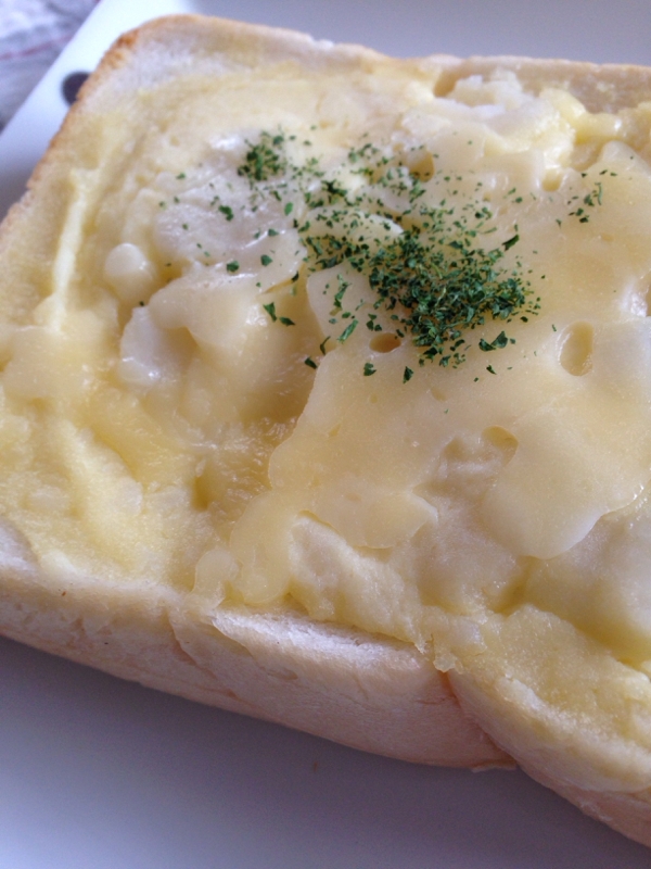 厚切りパンのオープンポテトチーズ