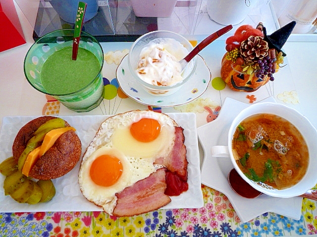 ベーコンエッグとドックサンドの朝食♪