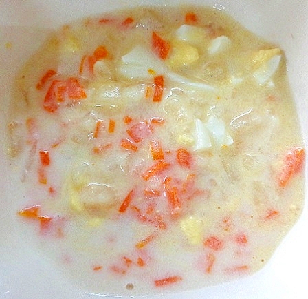 離乳食後期　ゆで卵と２種の野菜入りホワイトスープ
