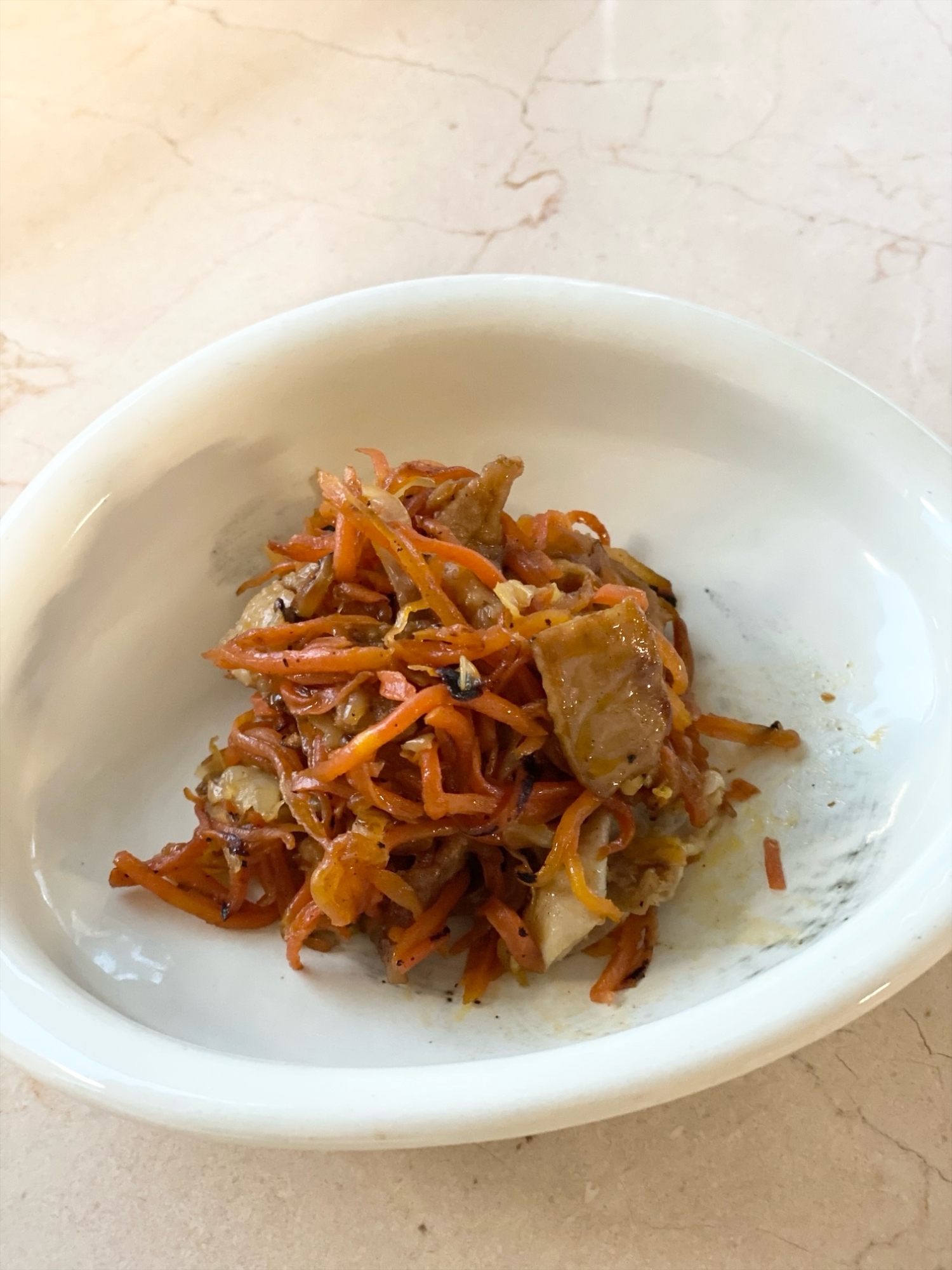 鶏皮と人参とキャベツの炒め物